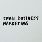 Napis Small Business Marketing na białej kartce nawiązujący do reklamy