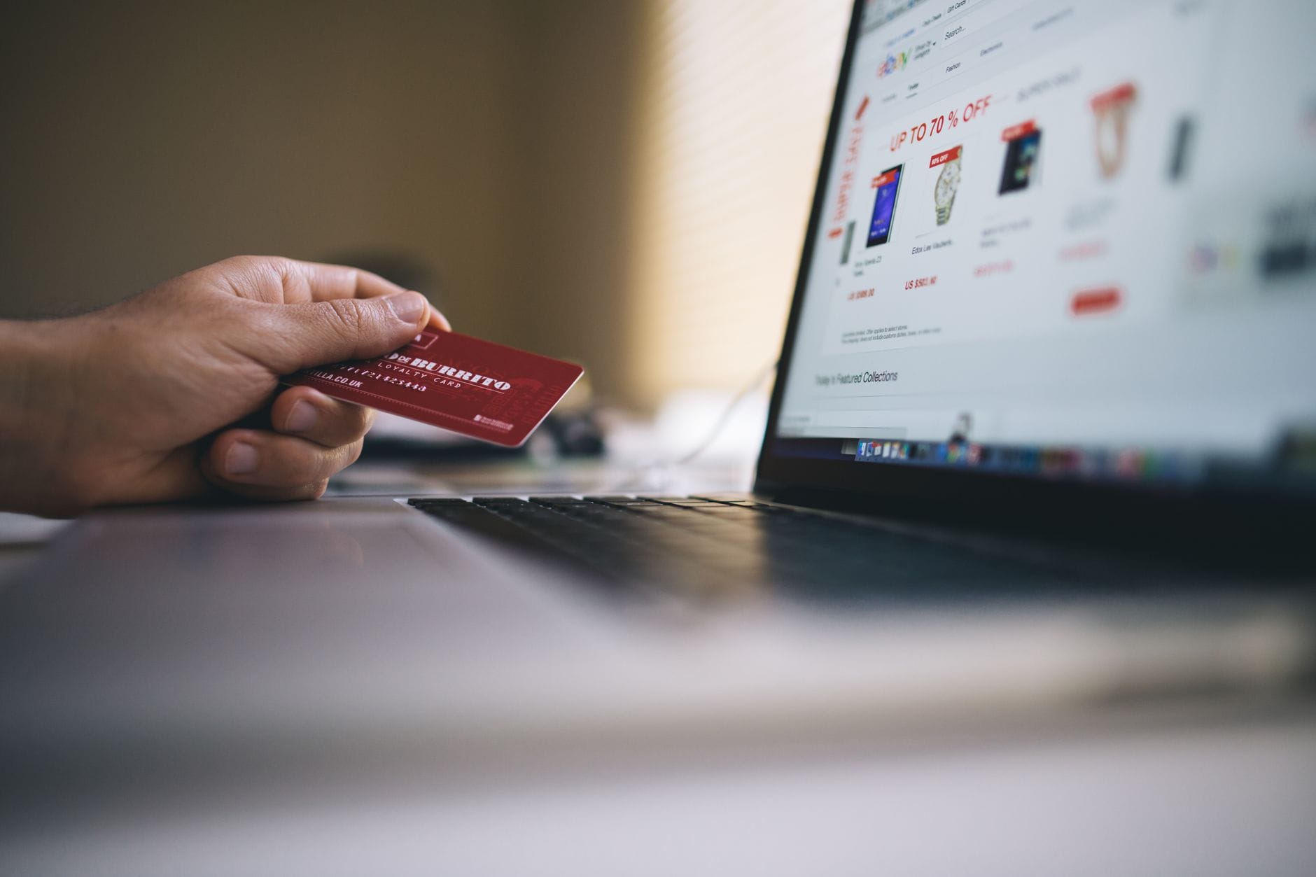 Od chaosu do procesu: mapowanie ścieżki zamówienia w sklepie internetowym Osoba płacąca kartą za zakupy w sklepie internetowym na laptopie